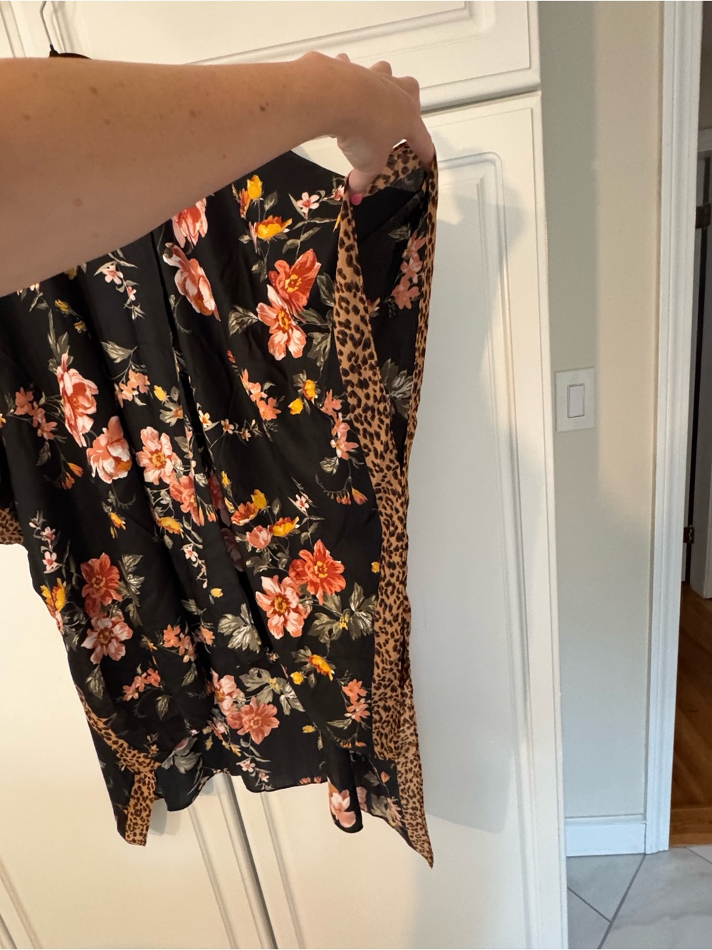 American Eagle Black Floral Kimono with Leopard Trim - Picture 4 of 4